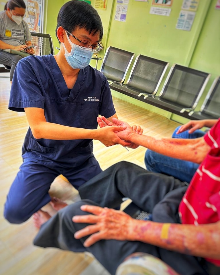黄医师和病人儿子对望(所以是？！) - MY TCM & Acupunture Centre